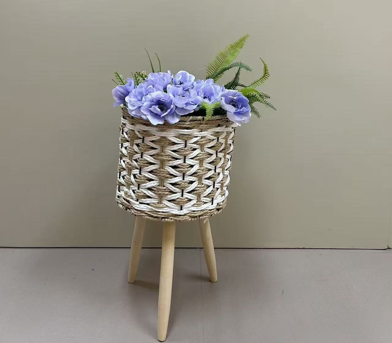 Nordic style creative, pure handcrafted, outward-woven flower baskets, wooden legs, high flower stands, floor-standing indoor and outdoor decoration, green ivy, garden potted plants, regenerated flowers, small potted plants grown by oneself Application Scenario