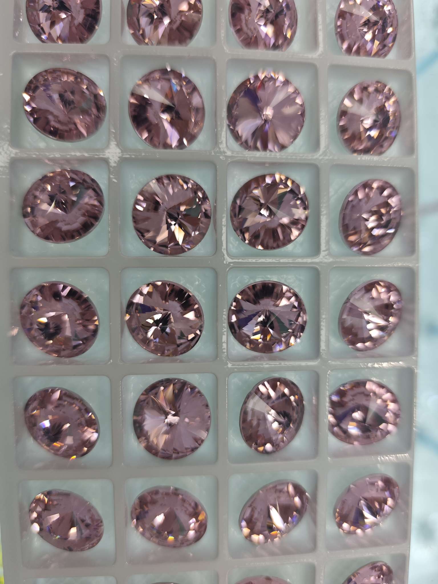 High-quality, colorful, and handcrafted DIY jewelry materials with pointed bottom satellite crystal glass accessories details Picture