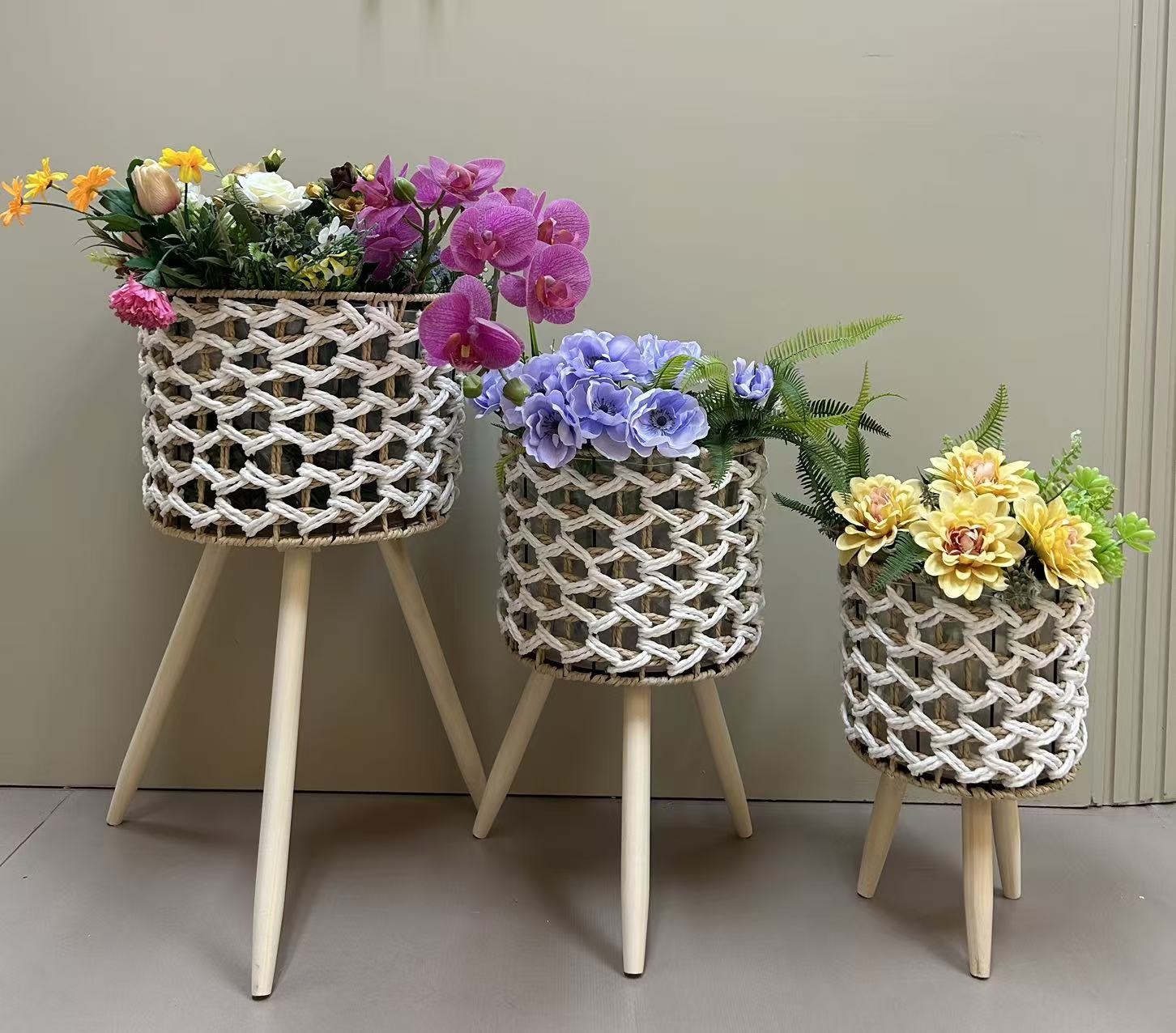 Nordic style creative pure handcrafted outer woven flower baskets, high flower stands, floor-standing indoor and outdoor decoration, green ivy, garden potted plants, artificial flowers/real flowers suitable