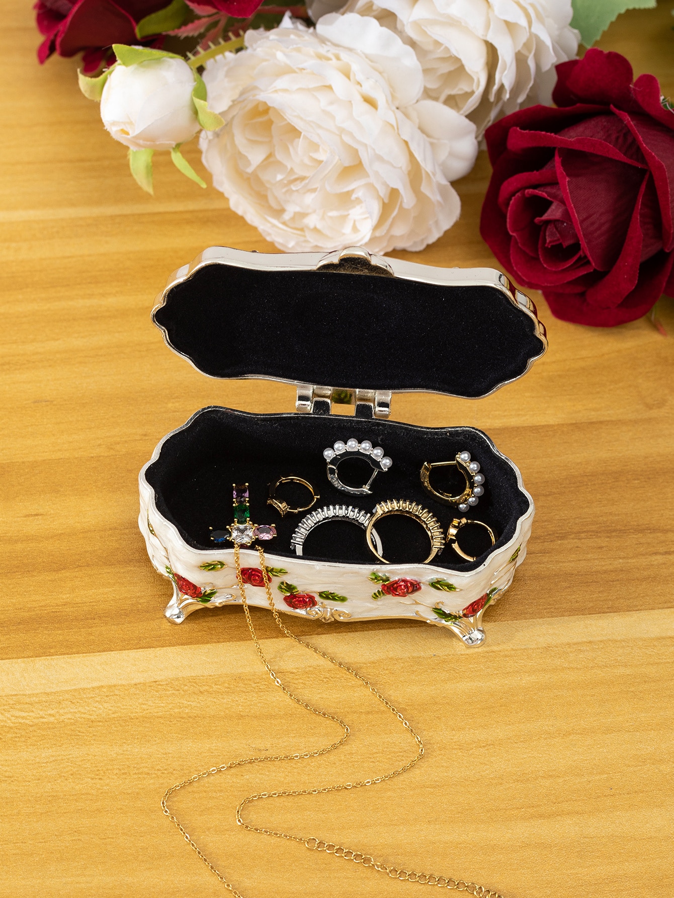 The light luxury style silver white, gold white and red patterned cotton swab box can store cotton swab boxes, with smooth edges to prevent scratches. A dressing table suitable for sophisticated women, a bathroom washbasin, and also a corner for storing children. Application Scenario