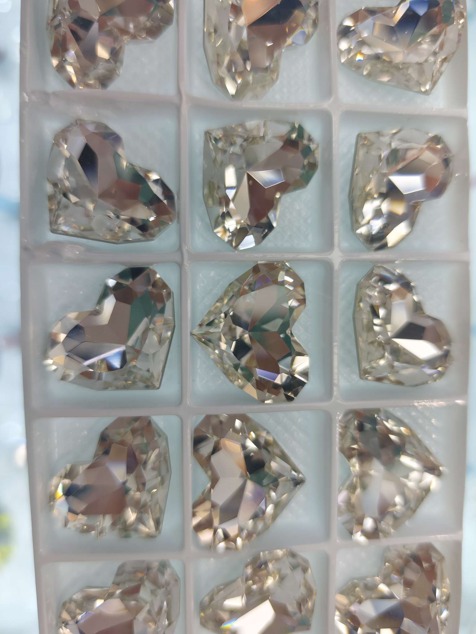 The pointed-bottom geometric heart-shaped crystal glass accessory is crystal clear and can be used for handicrafts, clothing, manicures and home decoration Application Scenario