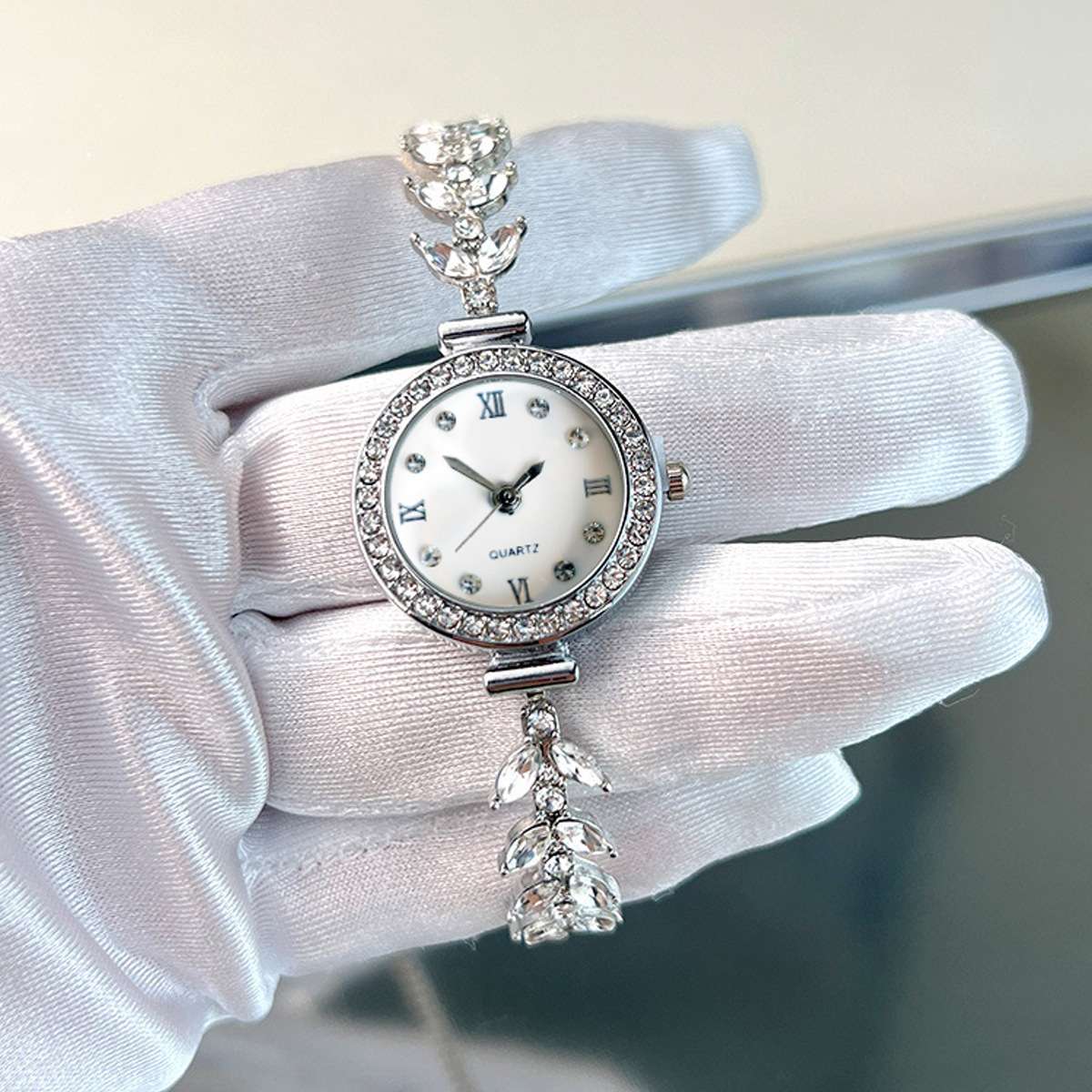 2025 Bestseller Mermaid Women's Watch, light luxury niche women's watch, high-end bracelet watch, cross-border wholesale watch for women detail image 5