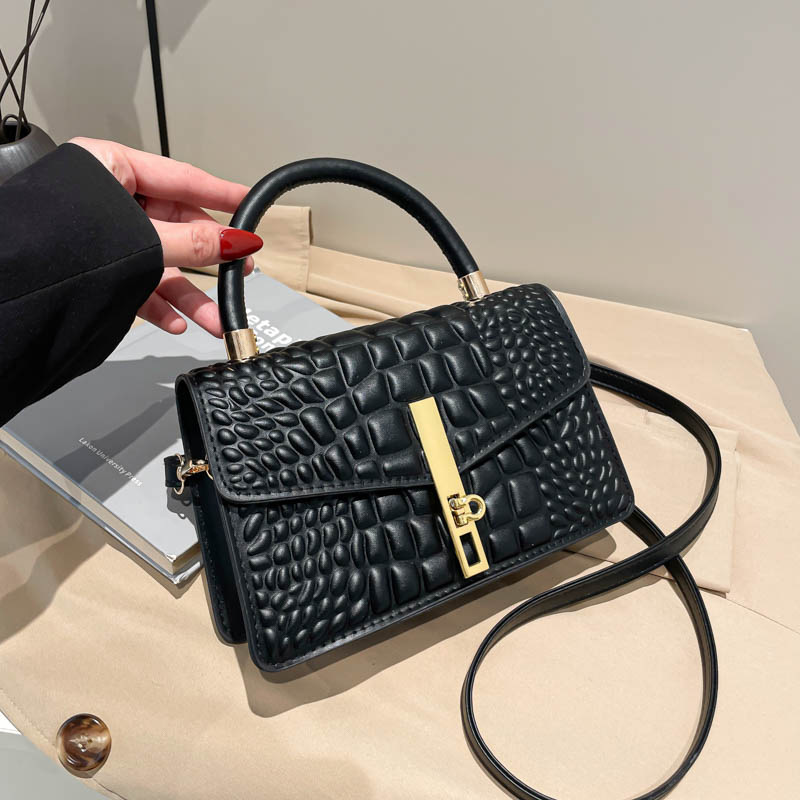 This is a fashionable and high-quality handbag for women. It is a new cross-border single-shoulder crossbody bag for spring/Summer 2025 and a simple small square bag for commuting Application Scenario