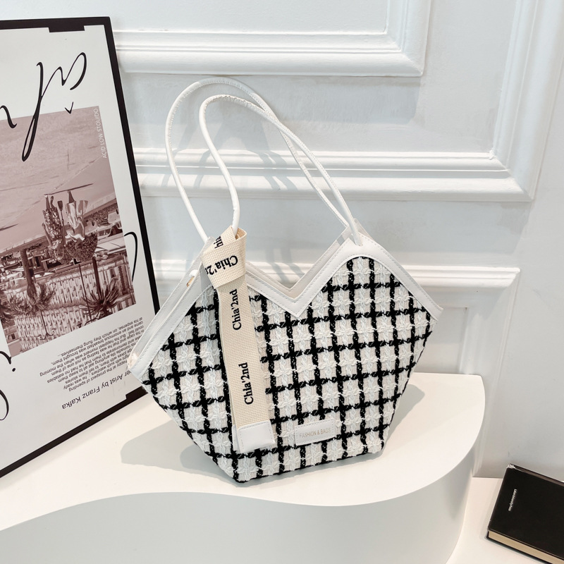 A niche design, fashionable, large-capacity single-shoulder bag for women, a new summer, high-end commuter bucket bag for 2025 details Picture