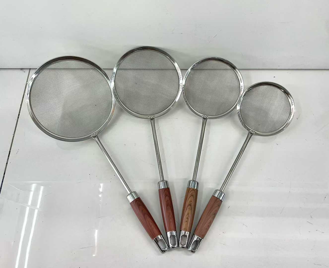 Lao Li commercial deep-frying filter screen, large dumpling and noodle scorer, deep anti-scald wooden handle strainer, food-grade safety, fine screen filtration, wall-hanging convenience, stainless steel wire Lao li economical strainer Specification image