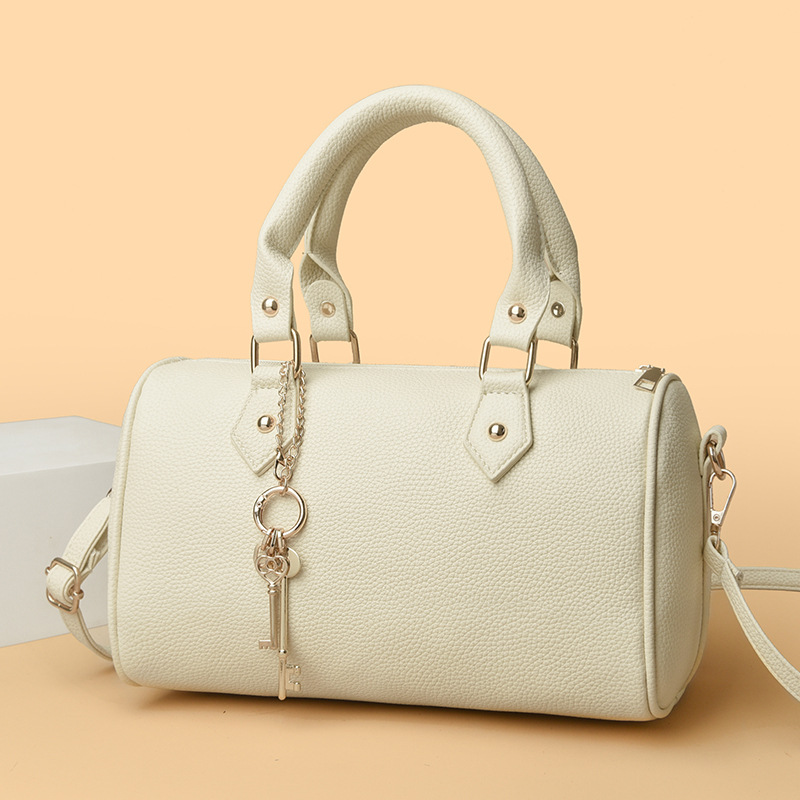 European and American retro women's casual bag, large-capacity hand-held shoulder bag, fashionable and versatile single-shoulder crossbody bag, soft leather bag Application Scenario