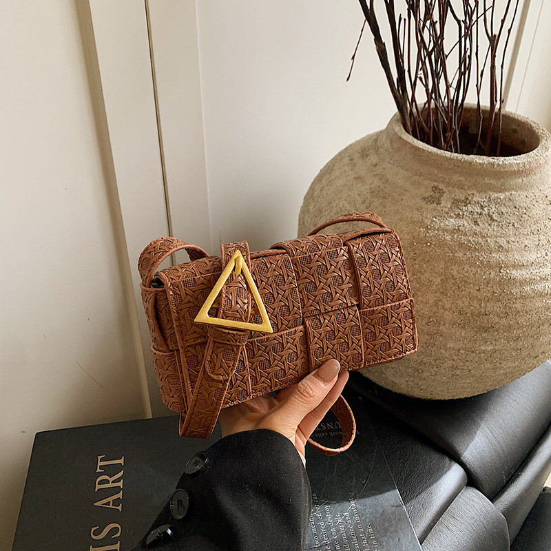 Spring 2025 new Korean-style trendy single-shoulder bag, niche design bag, women's fashionable woven small square bag crossbody bag Application Scenario