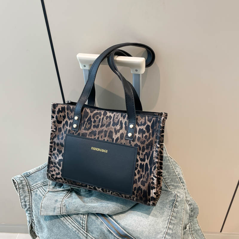 Spring and summer trendy cross-border leopard print large-capacity European and American style patchwork women's bags, tote bags, high-end and elegant single-shoulder bags Application Scenario