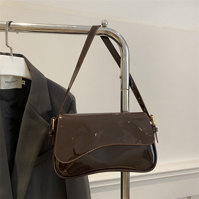 New flip-top magnetic buckle single-shoulder bag, fashionable and simple women's bag, underarm bag, crossbody hand-held, glossy patent leather small square bag Application Scenario