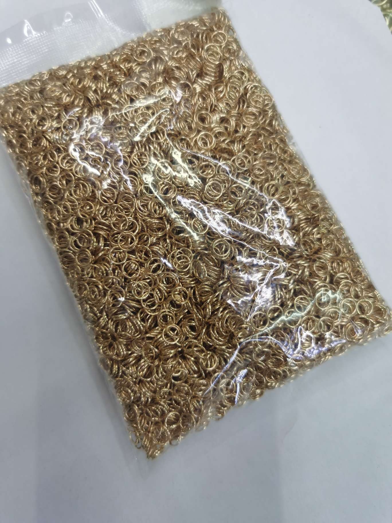 Jewelry accessories: magnet, magnetic clasp, spring, copper thread, small jewelry fasteners, DIY handcrafted accessory materials, clasp accessories Application Scenario