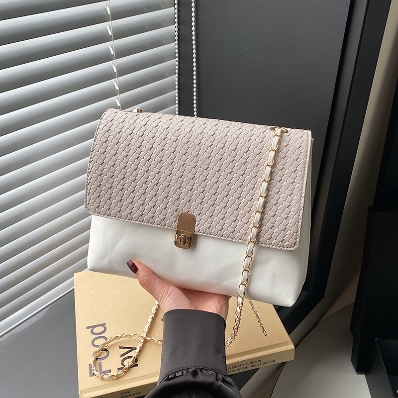 Cross-border women's bag woven fashion versatile chain crossbody bag 2025 new style niche retro single-shoulder armpit small square bag Application Scenario