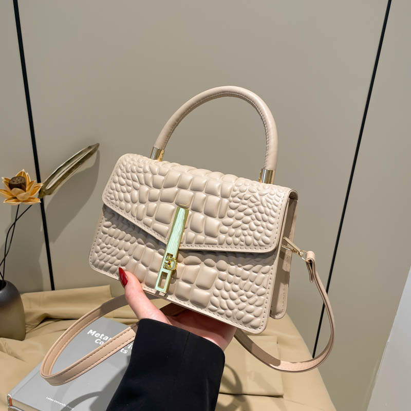 This is a fashionable and high-quality handbag for women. It is a new cross-border single-shoulder crossbody bag for spring/Summer 2025 and a simple small square bag for commuting Specification drawing