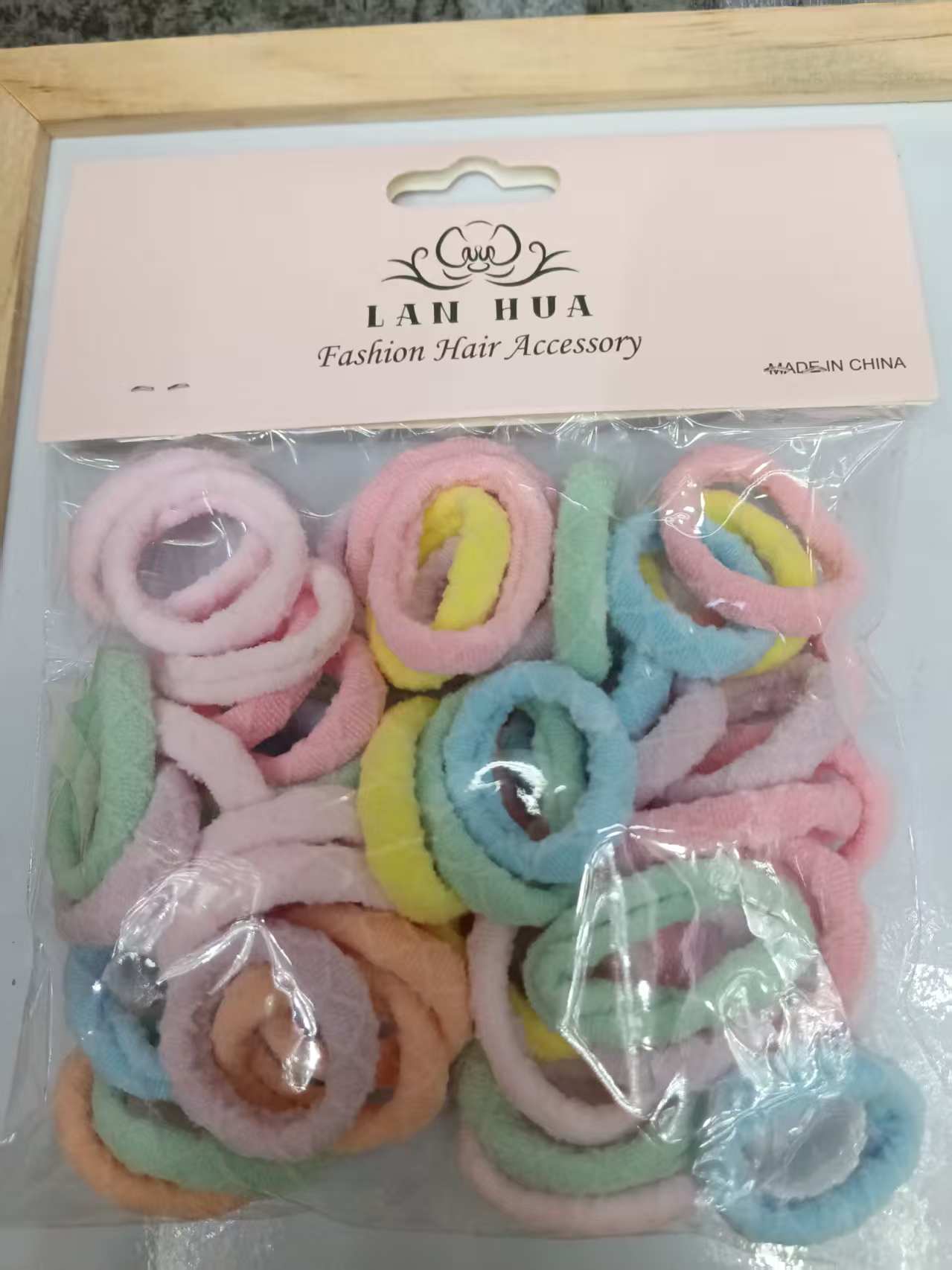 The large intestine hair band, hair accessory and hair tie are simple, fashionable and versatile. Women's hair band, hair tie and hair accessory are available in multiple colors Application Scenario