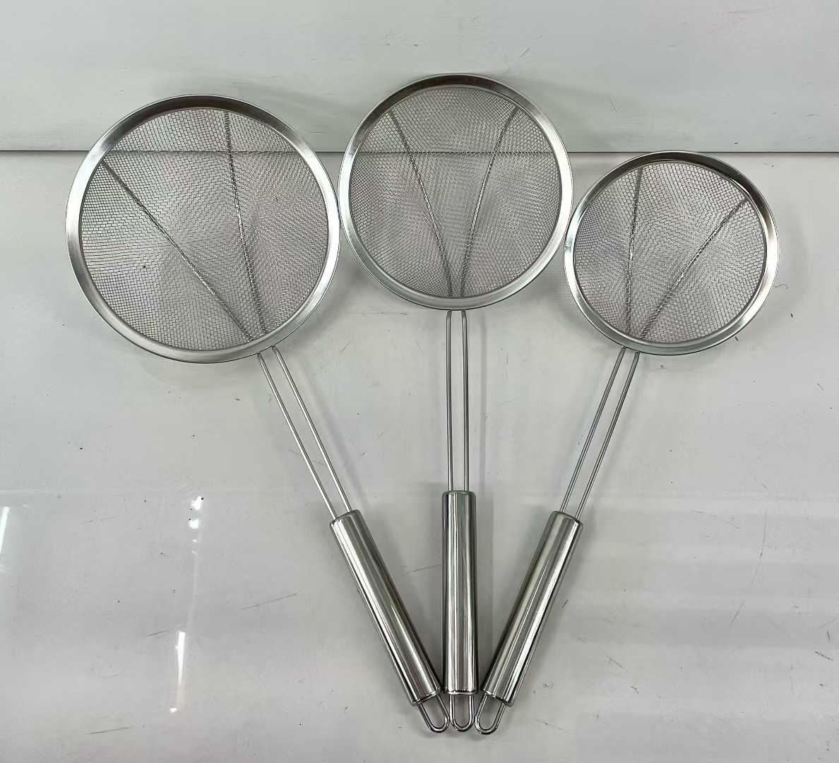 Lao Li commercial deep-frying filter screen, large dumpling and noodle scorer, deep anti-scald wooden handle strainer, food-grade safety, fine screen filtration, wall-hanging convenience, stainless steel wire Lao li economical strainer Application Scenario