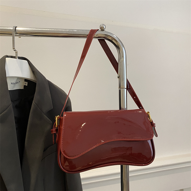 New flip-top magnetic buckle single-shoulder bag, fashionable and simple women's bag, underarm bag, crossbody hand-held, glossy patent leather small square bag details Picture
