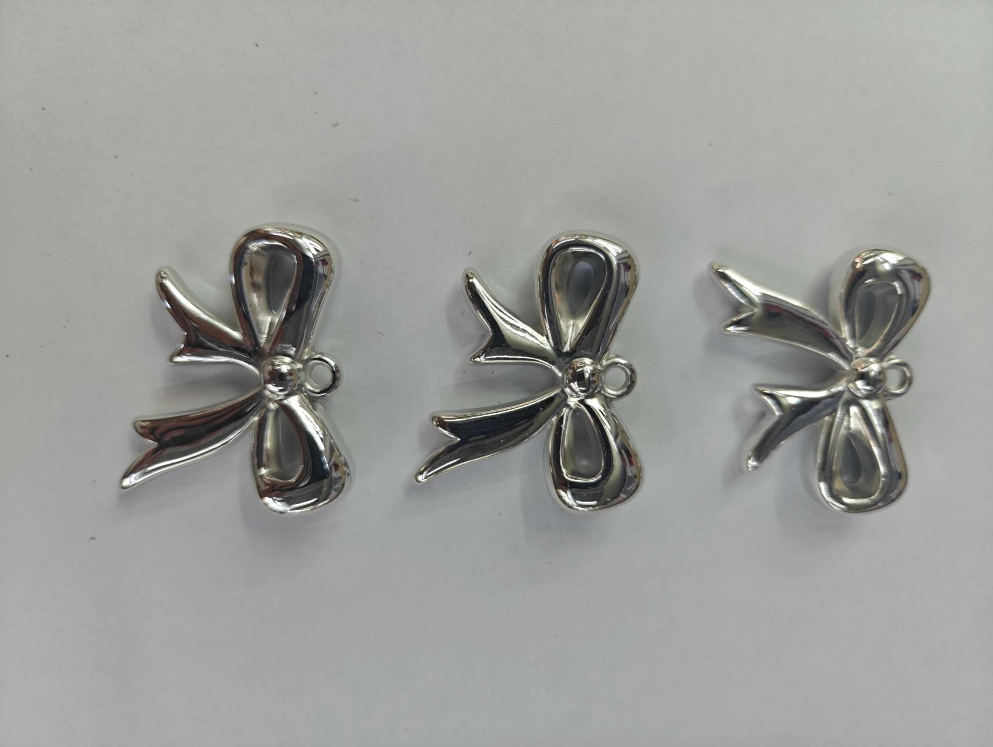 هناك مجموعة متنوعة من الحلي الموضة مع مزيج من الحلي الإبداعية detail image 2