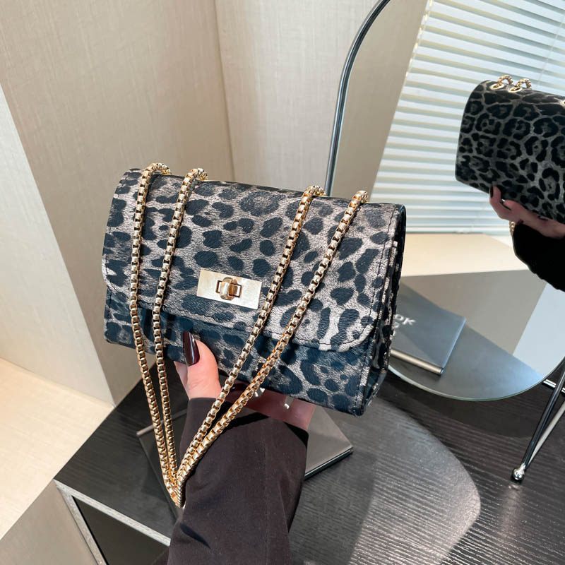 2025 Leopard print Spring New Style stylish and trendy chain underarm single-shoulder small square bag for women, stylish and retro European and American beauty Application Scenario