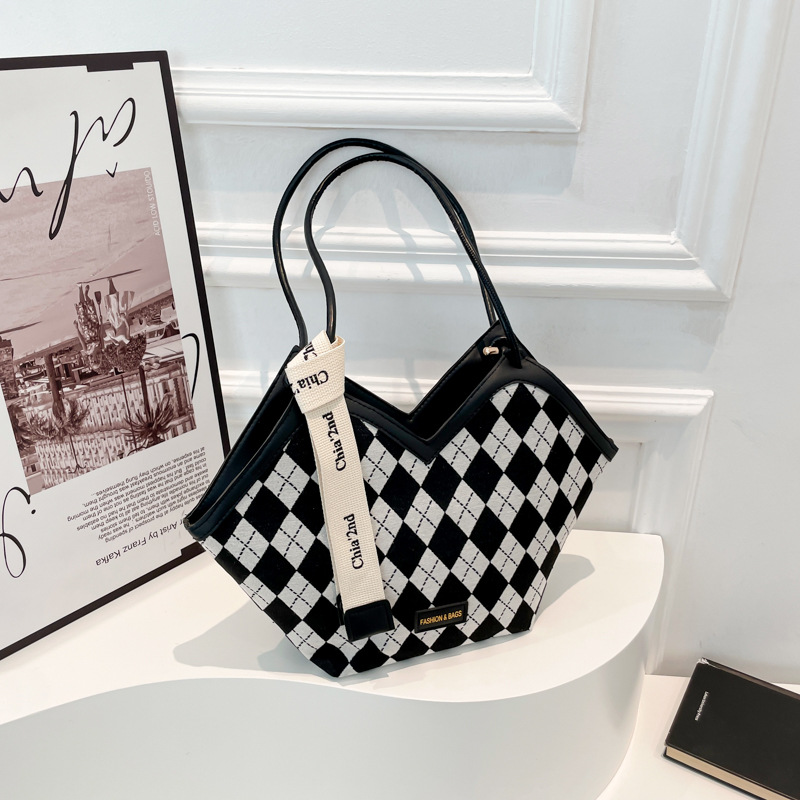 A niche design, fashionable, large-capacity single-shoulder bag for women, a new summer, high-end commuter bucket bag for 2025 Specification drawing
