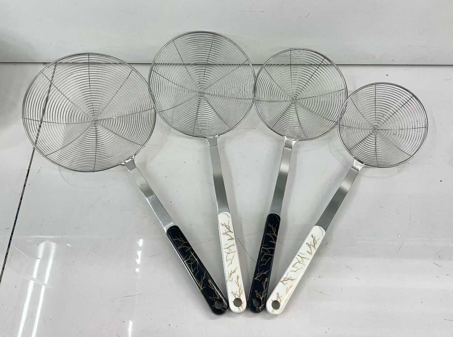 Lao Li commercial deep-frying filter screen, large dumpling and noodle scorer, deep anti-scald wooden handle strainer, food-grade safety, fine screen filtration, wall-hanging convenience, stainless steel wire Lao li economical strainer details Picture