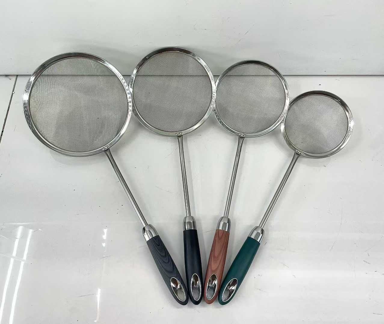 Lao Li commercial deep-frying filter screen, large dumpling and noodle scorer, deep anti-scald wooden handle strainer, food-grade safety, fine screen filtration, wall-hanging convenience, stainless steel wire Lao li economical strainer