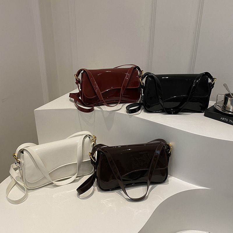 New flip-top magnetic buckle single-shoulder bag, fashionable and simple women's bag, underarm bag, crossbody hand-held, glossy patent leather small square bag full figure