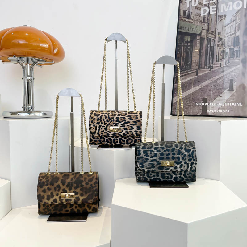 2025 Leopard print Spring New Style stylish and trendy chain underarm single-shoulder small square bag for women, stylish and retro European and American beauty full figure
