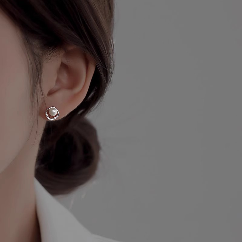 Xuhui brand exquisite and light luxury copper plated with real gold, zircon 925 silver needle, round freshwater pearl, luxurious design, fashionable stud earrings details Picture