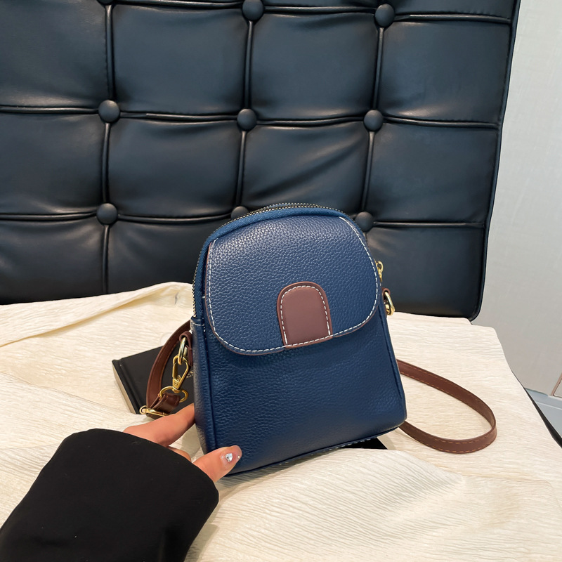 Street minimalist women's bag, small bag, mobile phone bag, new Spring/Summer 2025 crossbody bag, Korean style trendy and fashionable single-shoulder bag Application Scenario