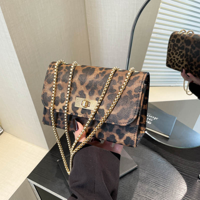 2025 Leopard print Spring New Style stylish and trendy chain underarm single-shoulder small square bag for women, stylish and retro European and American beauty details Picture