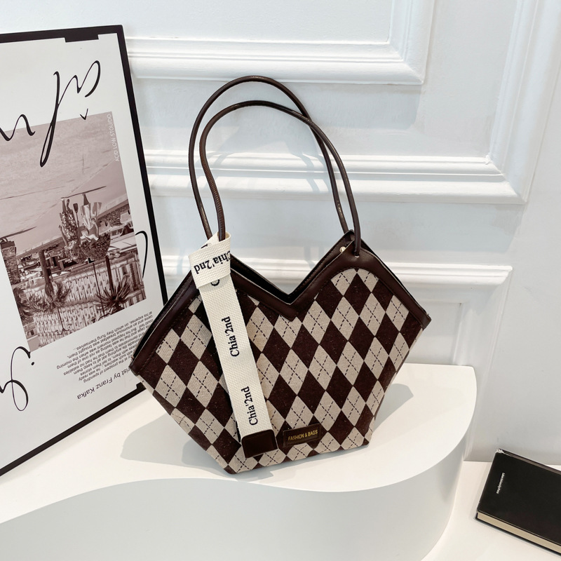 A niche design, fashionable, large-capacity single-shoulder bag for women, a new summer, high-end commuter bucket bag for 2025 Application Scenario