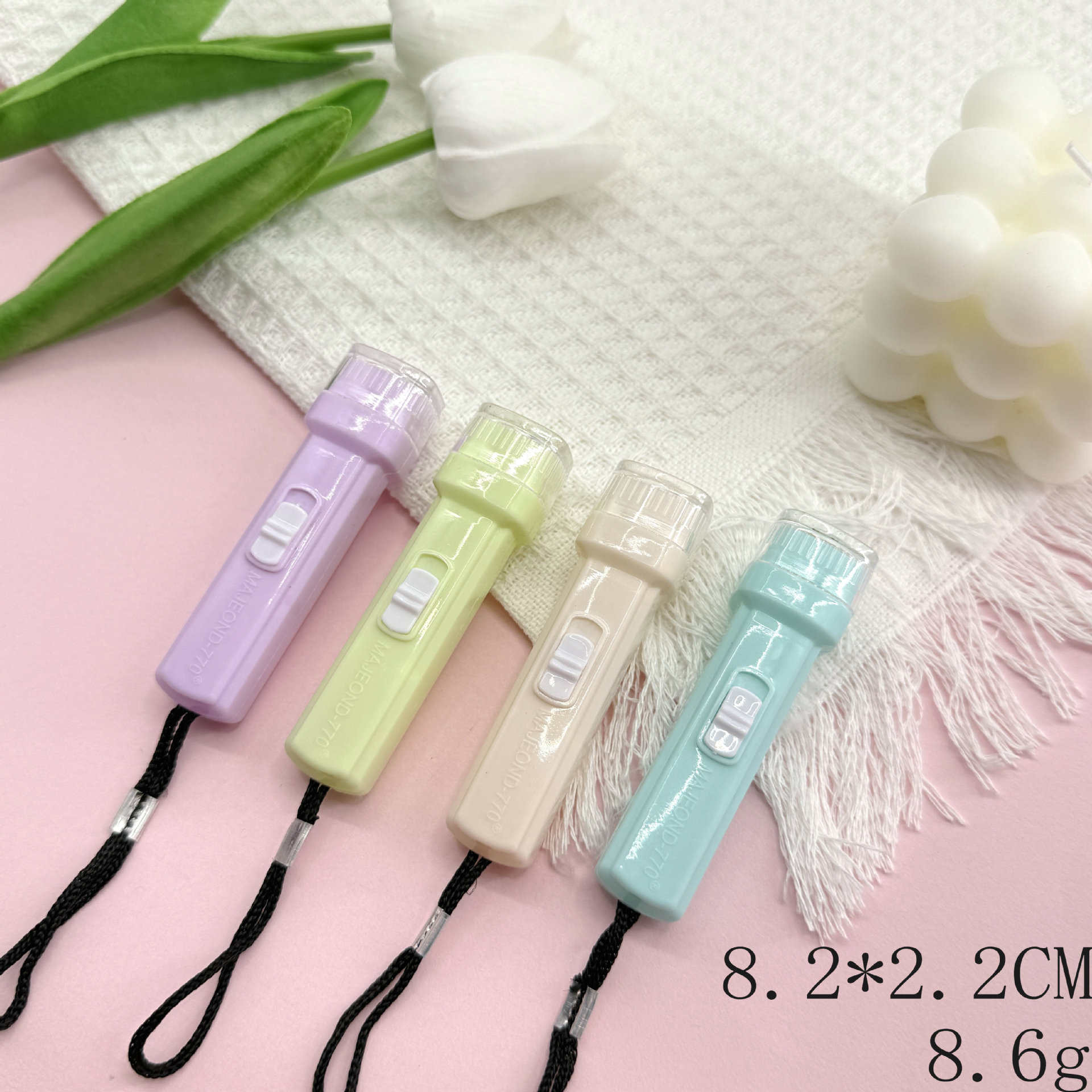 厂家直销马卡龙色系便携迷你塑料LED手电筒户外照明家用实用小家电精美礼品发光小玩具白底实物图