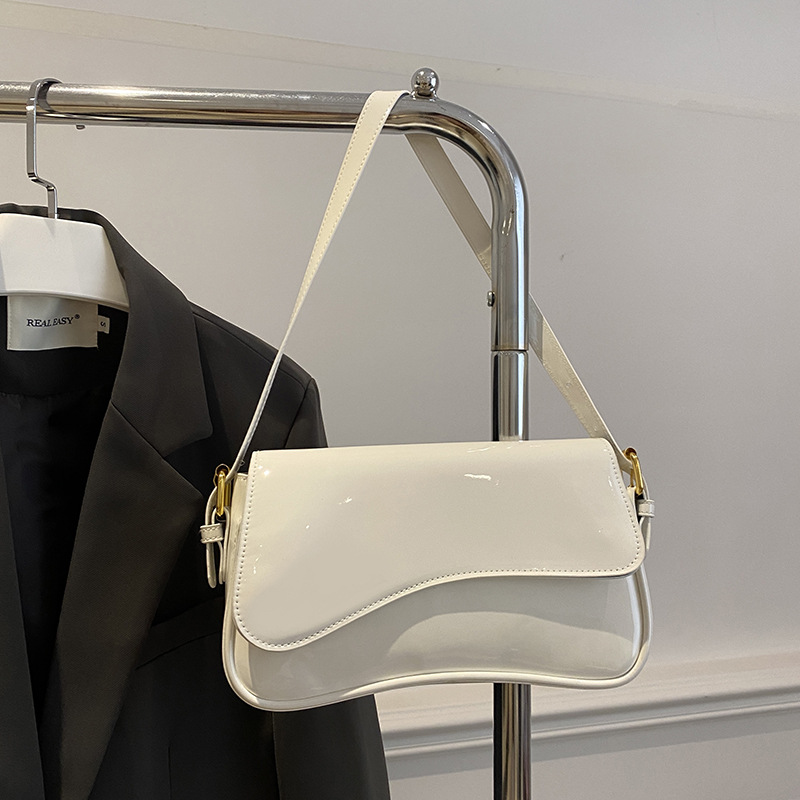 New flip-top magnetic buckle single-shoulder bag, fashionable and simple women's bag, underarm bag, crossbody hand-held, glossy patent leather small square bag Specification drawing