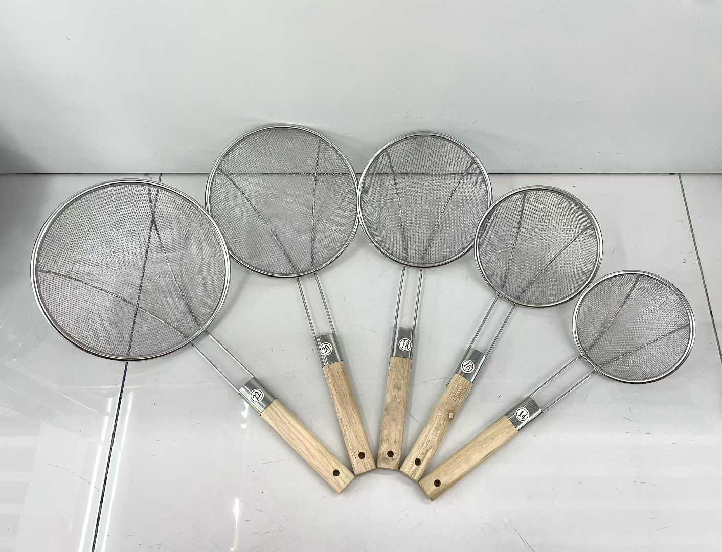 Lao Li commercial deep-frying filter screen, large dumpling and noodle scorer, deep anti-scald wooden handle strainer, food-grade safety, fine screen filtration, wall-hanging convenience, stainless steel wire Lao li economical strainer Item Picture