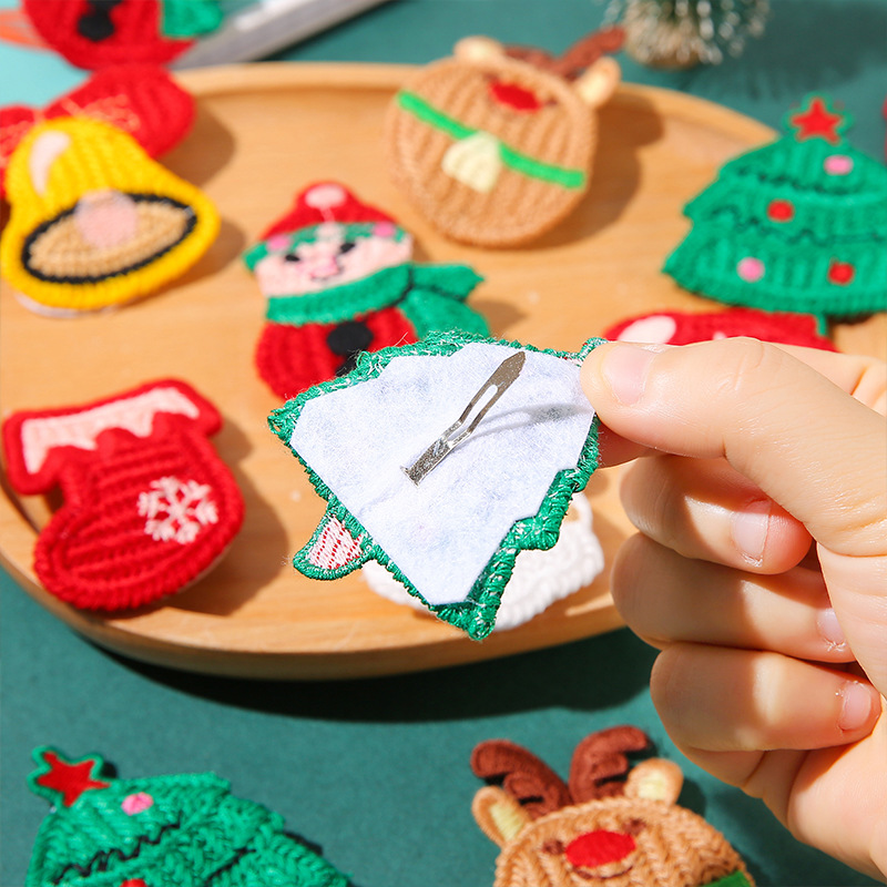 Christmas knitted hairpin, Christmas festival hair accessory, Korean version children's cute autumn and winter fringe seaside hairpin, kindergarten gift Application Scenario