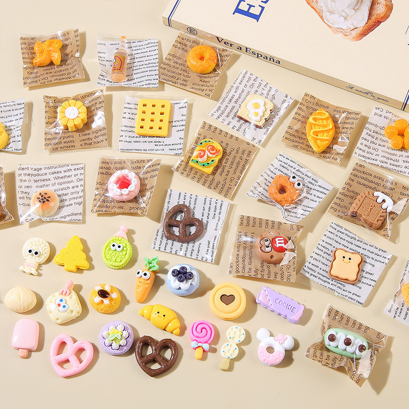 Mini cakes, desserts, bread, food toys, independent packaging, miniature simulation, children's role-playing toys, food small models details Picture
