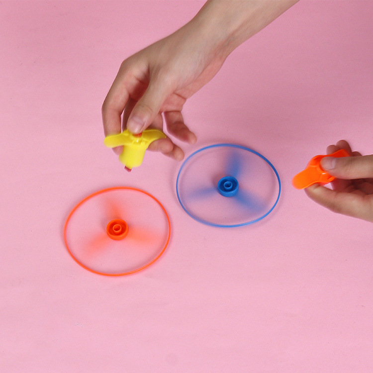 Launch the flying saucer children's toy, press and turn the plastic flying disc, the nostalgic outdoor flying celestial bamboo dragonfly, and twist it three times details Picture
