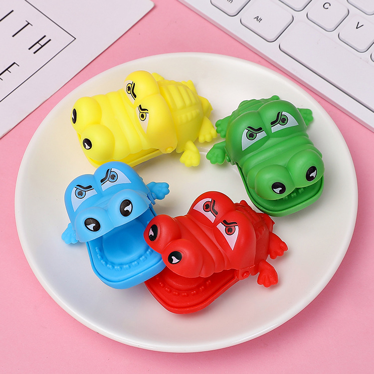Children's cartoon hand-biting crocodile rebound toys, vicious dogs, inertial animals, mini rebound carts, small gifts, educational animation details Picture