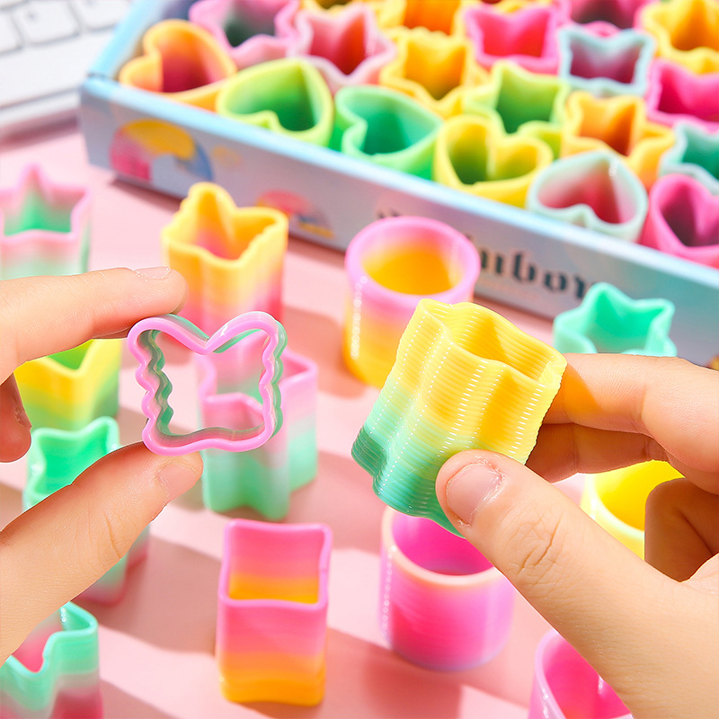 Small irregular-shaped rainbow ring children's small gifts, seven-color small spring rings, magic hula hoops, magical baby lanterns full figure