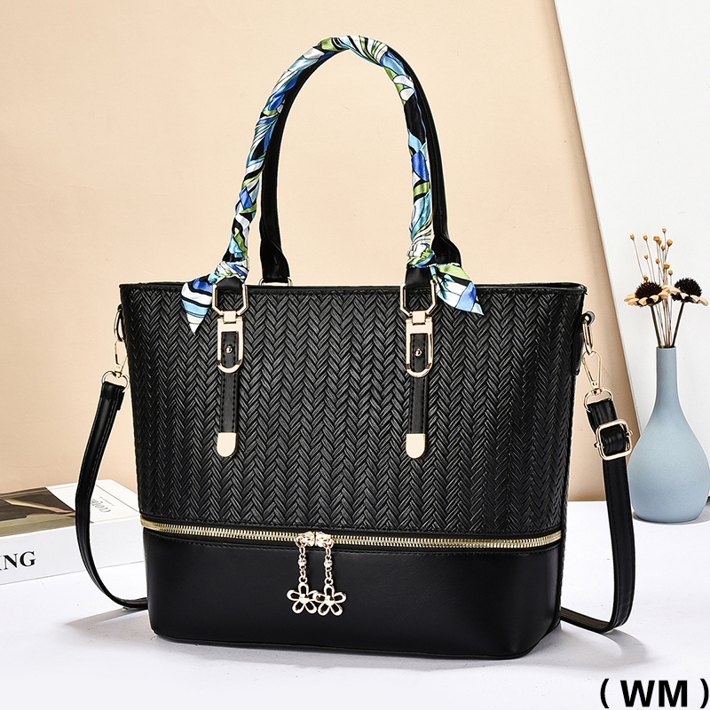 Meifang Bag and Yiding Bag Industry's new women's bag with woven pattern, large-capacity hand-held shoulder crossbody bag Application Scenario