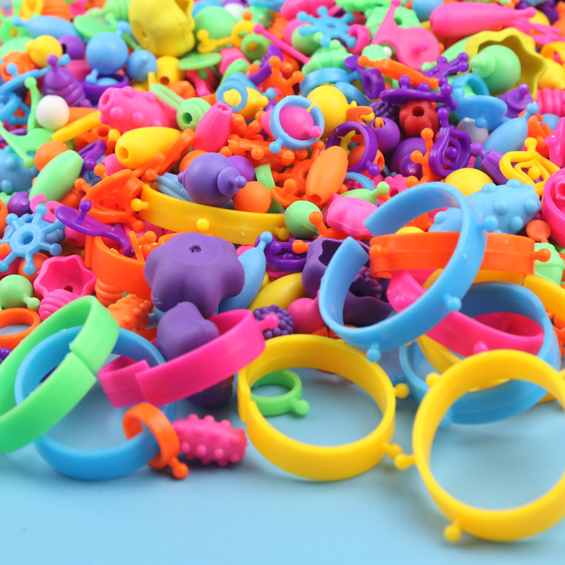 750 boxed children's beaded toys, diy beaded toys, girls stringing beads around necklaces and bracelets, stringing beads Application Scenario