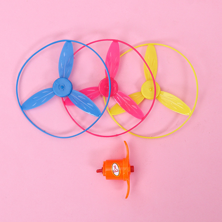 Launch the flying saucer children's toy, press and turn the plastic flying disc, the nostalgic outdoor flying celestial bamboo dragonfly, and twist it three times full figure