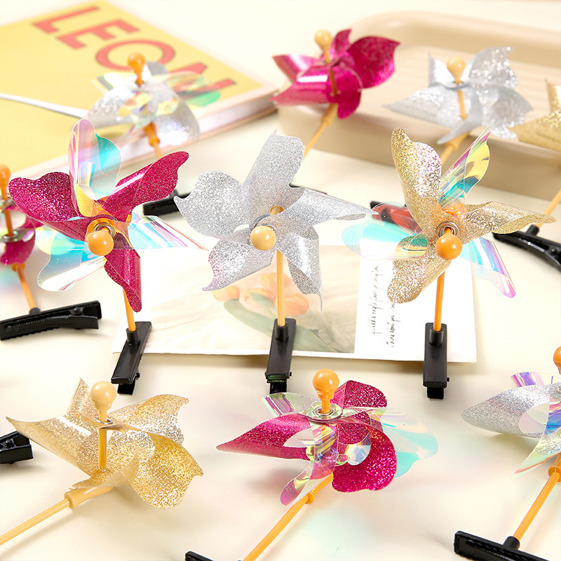 The new seven-color six-leaf windwheel hair clip, a best-selling Korean headwear, is being promoted at scenic spots. It features a small windwheel top clip and a duckbill clip full figure