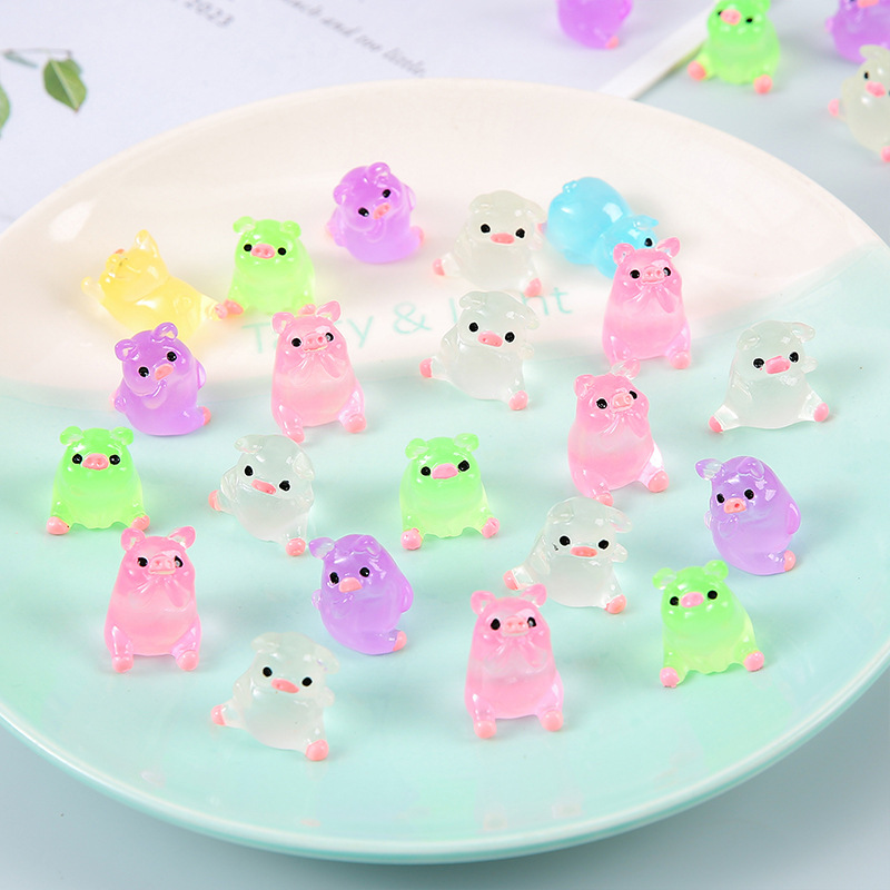 Douyi's best-selling creative gifts: Colorful luminous little pig phone cases, diy resin accessories, three-dimensional decorative items Specification drawing