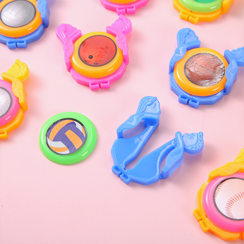 Launcher, ejection, spinning frisbee, outdoor boys' football, launching frisbee, wholesale, street stall, kindergarten small gifts Application Scenario