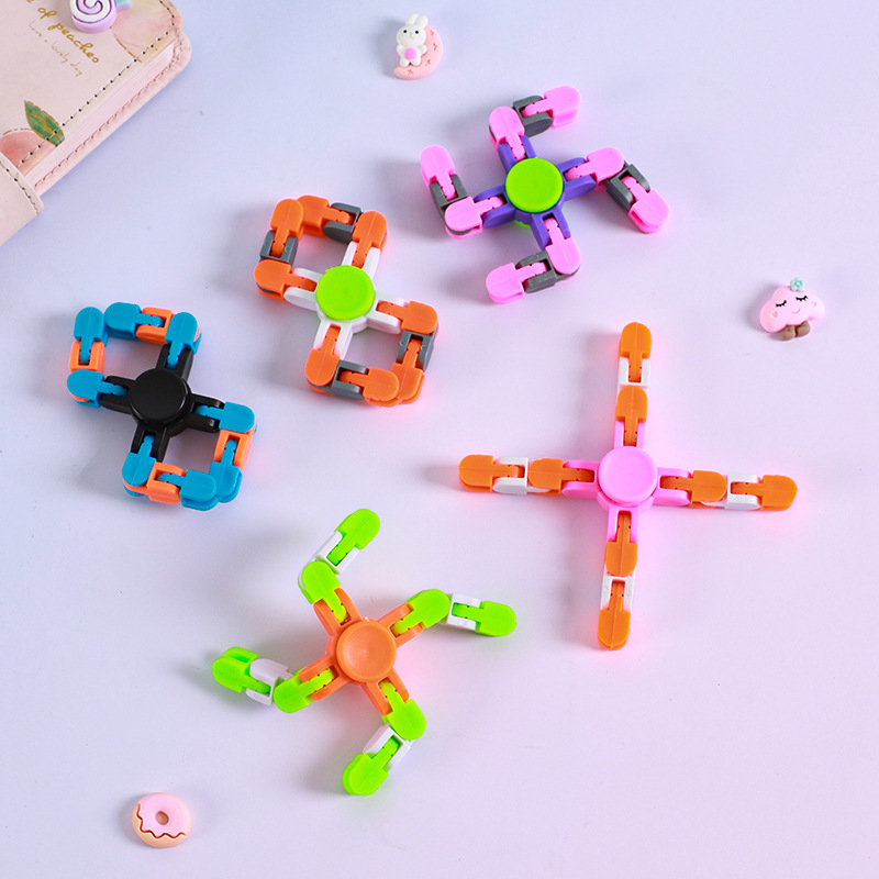 Versatile fidget Spinner, stress-relieving chain Spinner, parent-child game, four-section bicycle chain spinner, stress-relieving play Application Scenario