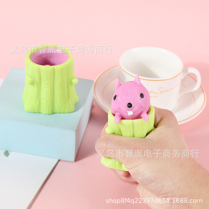 The "Evil Squirrel Cup", a popular cross-border bestseller on Douyin, is a stress-relieving tree stump and a small toy for squeezing children Application Scenario