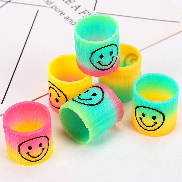 Children's educational toys, colorful spring rings, mini rainbow rings, seven-color rings, nostalgic elastic rings for the 80s generation, street stall prizes Application Scenario