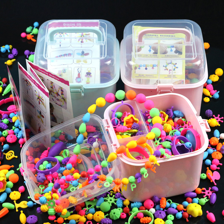 550 pieces of high-quality boxed toys, pop beaded, hand-strung plastic girl necklaces and bracelets from the source factory full figure