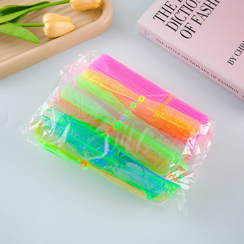Hand-rubbed non-luminous bamboo dragonfly manufacturer, nostalgic classic double-flying leaf flying fairy bamboo dragonfly plastic wholesale Application Scenario