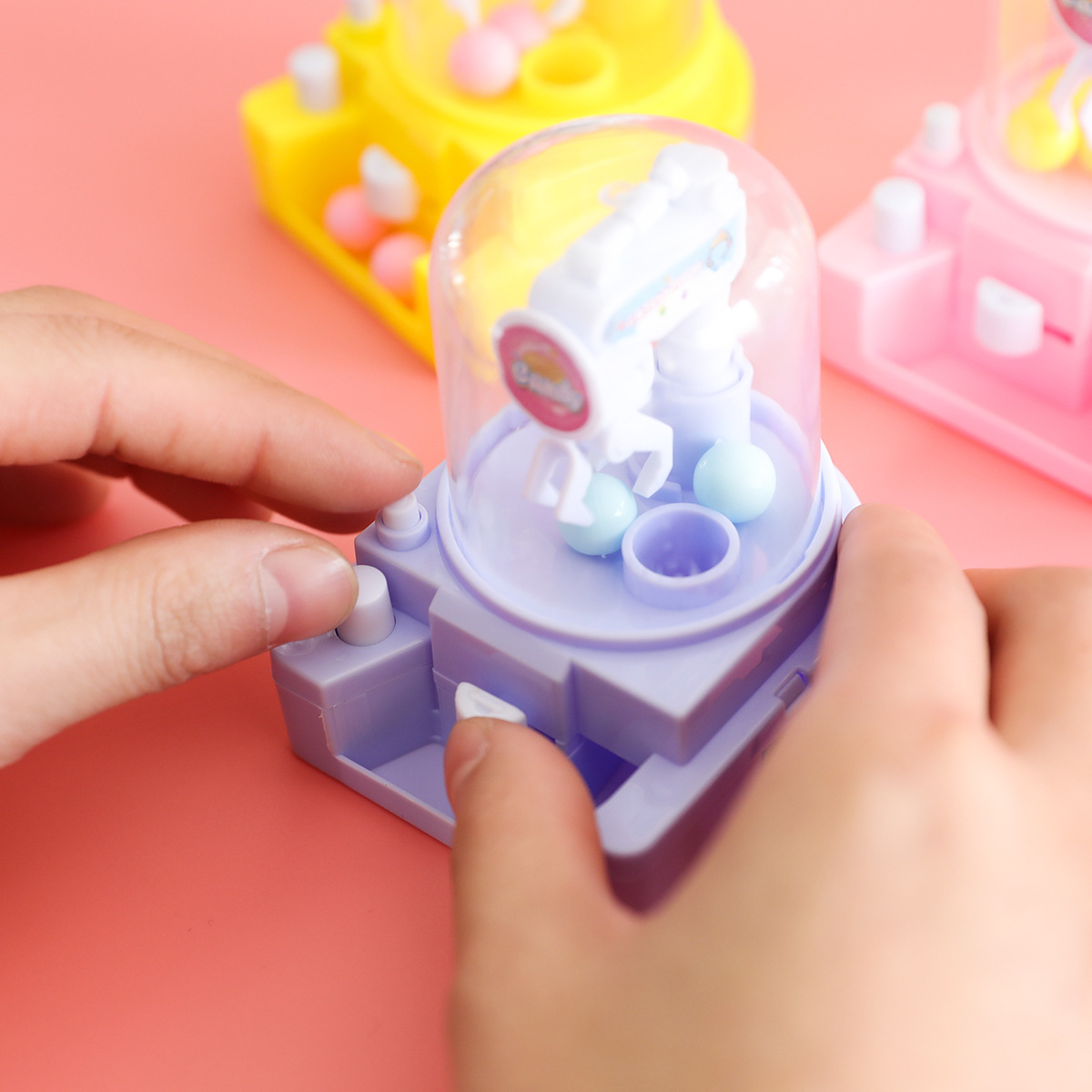 Boys and girls desktop scratch-off game toys, gacha ball graber, candy graber, children's mini claw machine full figure